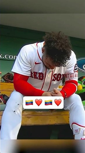 For Venezuela ❤️ Willson Contreras hits this home run for his family and home country