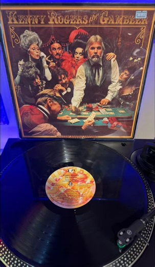 🔊NOW SPINNING🔊KENNY ROGERS — THE GAMBLER (1978) 🃏You can put this record on for the title track, but “She Believes in Me” will make you stay. Kenny knew how to tell a story. 🔥”the Gambler” is Iconic🃏🃏Which track are you picking? https://t.co/BUg49PiQtW