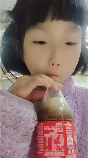 Girl triggers soda eruption with Mentos and cola in Sichuan, China