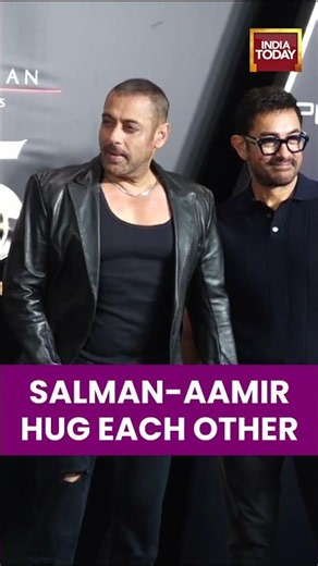 Salman Khan & Aamir Khan Hug Each Other | Bollywood News | Entertainment News