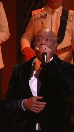 Darius Rucker bringing the FUN with Dolly’s “Two Doors Down”! 🕺🏽🦋