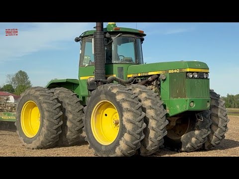 JOHN DEERE 8640 Tractor Planting Corn