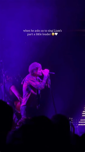 🥹💔 THIS MOMENT HIT DIFFERENT… 🕊️✨ When Louis Tomlinson sings Night Changes and gets the crowd to sing Liam Payne’s part while pointing to the sky… 😭🤍 Tell me I’m not the only one who got GOOSEBUMPS and felt all the emotions at once. 🥺🕊️ A moment that reminds us that some bonds never fade, some memories last forever, and Liam will always be a part of our hearts. 💙❤️ SINGING FOR LIAM. REMEMBERING LIAM. FOREVER ONE DIRECTION. 🕊️✨ Who else got emotional watching this? 🥹👇 #LouisTomlinson #