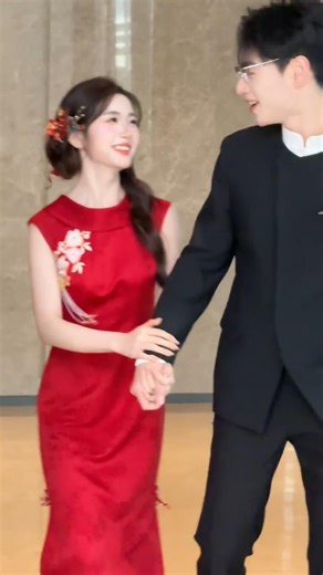 Sweet Groom Carries His Bride at Wedding ❤️ | Cute Wedding Moment #wedding #shorts