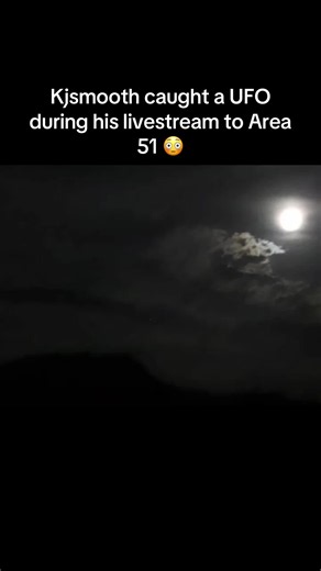 Kjsmooth has arguably caught the most convincing UFO footage ever seen during his livestream to Area 51! #alien #ufo #area51 #scary #creepytok