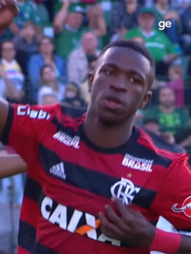 🔙🔴⚫️ Em 2018, Vinicius Júnior marcou um dos gols do Flamengo na derrota por 3 a 2 para a Chapecoense, na Arena Condá. As equipes se enfrentam nesta quarta-feira, pela 19ª rodada do Brasileirão. TV Globo e Premiere transmitem. #futebol #flamengo #chapecoense #brasileirão #vinijr #ge