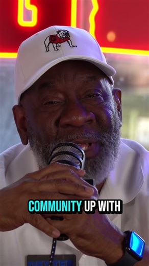 What should the new mayor do about aliens? 👽 Click👇for the full episode!