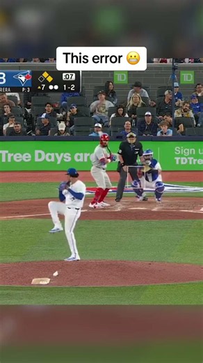 Costly Vladimir Guerrero Jr error brings Phillies closer