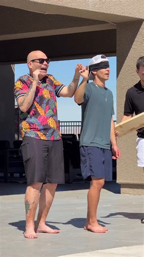 プールに落とそうとするドッキリ仕掛け人に逆ドッキリ(プールの中に歩けるガラス板)を仕掛けてみた結果...