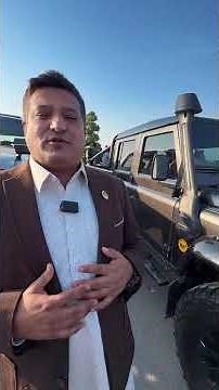 Two legends — Land Cruiser and Defender on display at PakWheels Peshawar Auto Show 2025.