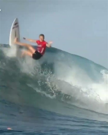 9.50 at her home break in front of a huge crowd… 🐐 Steph Gilmore