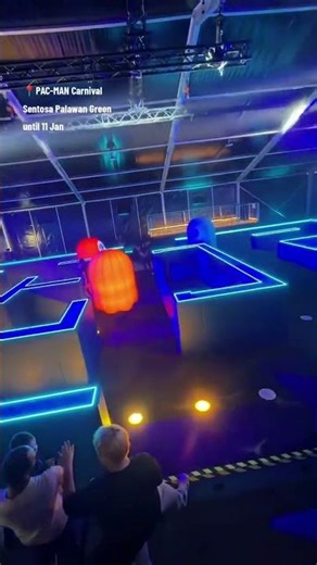 Lifesize Pac-Man maze at Pac-Man Carnival, Singapore. Arcade culture event til 1/11. I want it here!