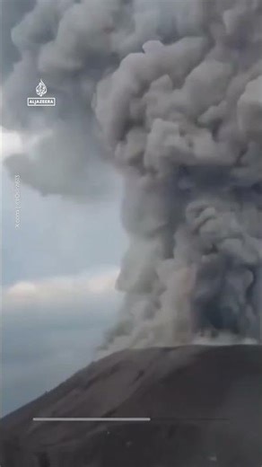 Moment hikers get caught in Guatemala volcano eruption | AJ #shorts