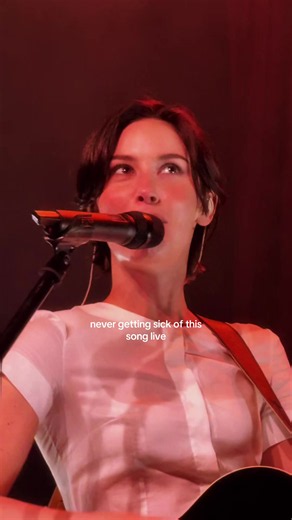 Gracie Abrams 'That's So True' Live: 'Said It From My Coffin' 🤣