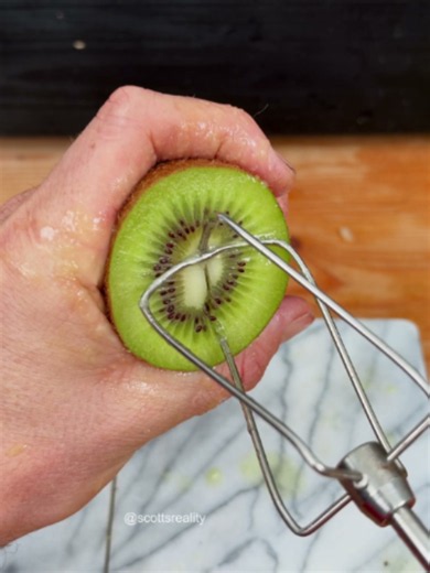 Faster way to scoop a kiwi! 🥝 | Kiwi