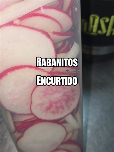 🫜🫜🫜Encurtido de rabanito — superfácil! ✨ El mismo proceso sirve para cualquier vegetal — así de sencillo y así de rico. Corté los rabanitos en rodajas finas con la mandolina, todos del mismo tamaño. En un recipiente bien limpio puse los rabanitos, gajos de cebolla y pimienta negra en grano. La mezcla: mitad vinagre y mitad de agua, con sal y endulzante a gusto. Se lleva al fuego hasta que hierva, y caliente se vierte en el frasco. Se tapa, se deja enfriar y a la heladera. ¡Listo! Se conserva 