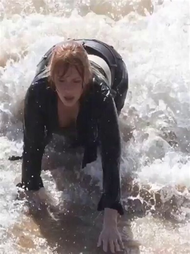 Behind the scenes Bryce Dallas Howard filming " jurassic world "