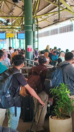 Antusiasme penumpang Kereta Api (KA) Taksaka relasi Yogyakarta – Gambir sangat tinggi, ditandai dengan okupansi yang padat, sisa kursi yang sering kali cepat habis bahkan di luar akhir pekan, serta tingginya minat dari berbagai kalangan. #kai #keretaapi #keretaapiindonesia #taksaka #railfans
