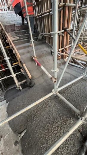 formwork bursting during concrete pouring of the building