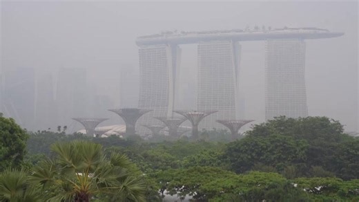 Thick haze lingers over Singapore as Indonesia fires rage on