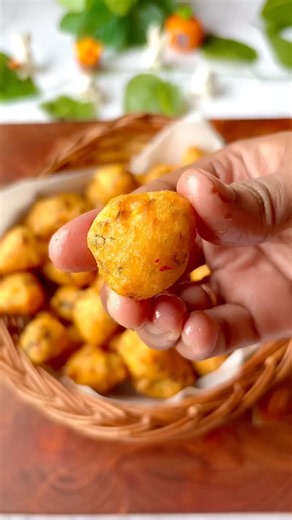 Crispy Mungde Recipe | Yellow Moong Dal Pakoda | Easy Tea Time Snack #shorts