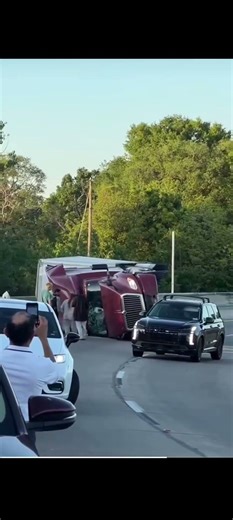 🚨 18 Wheeler Overturns at Dead Man's Curve Birmingham