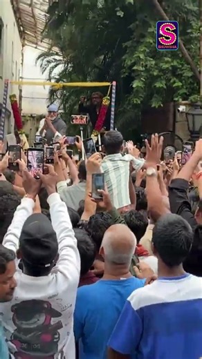 Amitabh Bachchan's Sunday Darshan: Big B Continues Decades-Old Fan Tradition | N18S