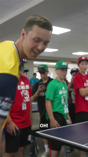 Jacob Misiorowski faces a little leaguer in ping pong at the Little League Classic 🤣