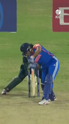 Sophie Molineux and Phoebe Litchfield began India's slide as Australia fought back 🙌