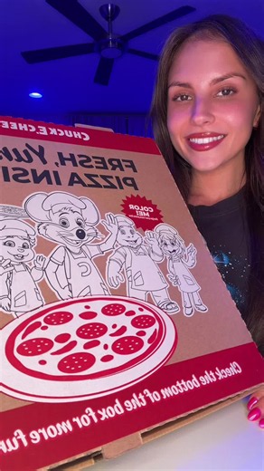 Chucky cheese pizza🍕🍕I feel like five nights at Freddie’s is based on this place😭 #chuckycheese #foodreview #mukbang #eating #fyp