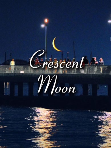 Crescent Moon Drifting Into the Ocean Over St Kilda Pier 🌙✨ The evening crowd lingers along St Kilda Pier as a slender crescent moon sinks slowly toward Port Phillip Bay. Gentle ripples scatter the reflections of the pier lights across the dark water. The city hums quietly in the distance while the sky performs its soft, unhurried finale. A simple Melbourne night, touched by a quiet celestial moment above the sea. #melbourne #stkilda #stkildapier #moonset #crescentmoon #melbournenights #nightsc