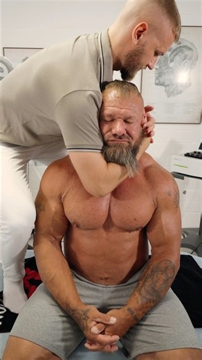 Bodybuilder beim Chiropraktiker 😳💥 #shorts
