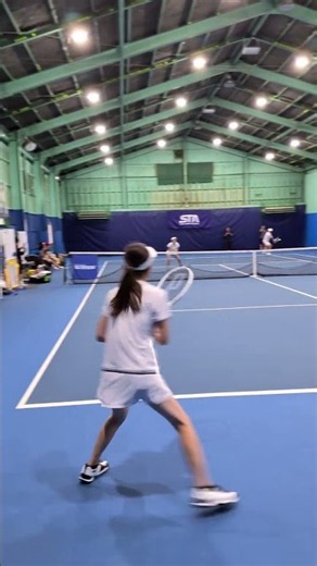 信じられないだろ？普通のOLが男子プロと打ち合っているんだぜ #tennis