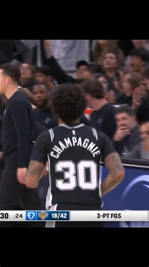 ‎Eran Soroka NBA ערן סורוקה‎ on Instagram‎: "פתחו שמפניות 🍾 שחזור גמר הגביע בסן אנטוניו הביא היפוך של התסריט ואת משחק המילים הכי מתבקש ליום האחרון של השנה: הפעם הניקס הם אלה שהובילו בדו ספרתי, עם פער שהגיע ל-19 הפרש, והספרס עשו קאמבק שהגיע לשיאו ברבע האחרון, וניצחו 132-134 כדי לסיים את 2025 במאזן 9-24, לעומת 10-23 של הניקס. ג'וליאן שאמפני התפוצץ עם שיא מועדון של 11 שלשות כחלק מהצגה של 36 נקודות, וומבי רשם 31 ו-13 ב-24 דקות לפני שעיקם את הברך בתחילת הרבע האחרון, אבל נמנע מפציעה חמורה ולא אמור לה