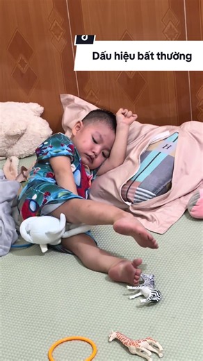 Trong có 5 phút mà đậu nó làm tận 3 lần như thế, bản thân e nhìn thì kp động kinh, e nghĩ là nhỏ đag khám phá cơ thể thôi.e nói với ck là nhìn giống nhỏ đang sướng từ. Thì ck e mắng em là nó nhỏ thế nó biết gì. Thực tế là nhỏ kb gì thật nhưng nhỏ làm hđ đấy nhỏ thấy thích nên nhỏ nhớ và làm hoài.vì sao em biết vì trước nhỏ em cũng làm vài lần nên em mới bảo nhỏ vậy. Cái đó không xấu nhưng k nên cho duy trì. Nhỏ gồng cứng tay chân.huhu mới hôm qua đọc bình luận có cj kêu con nhà chị cũng vậy nhưn