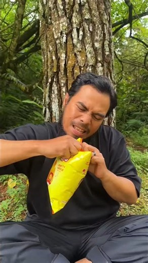 Don’t let your snacks scatter #camping #snacks #lifehacks #outdoors #shorts