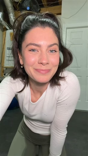 Jenna Bailey on Instagram: "At home full body workout from @katieyovin to get rid of the Sunday scaries 10 DB suitcase squats 10 curl and press 10 curtsy lunges (each leg) 12 bent over rows 10 pushups 10 overhead lat pullover variation (each leg) 12 glute bridge chest presses 4x #SundayReset #HomeWorkoutRoutine #IntentionalMotherhood #MentalHealthMovement #FeelGoodFitness"