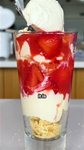 No-cook strawberry cheesecake sundaes 🤌