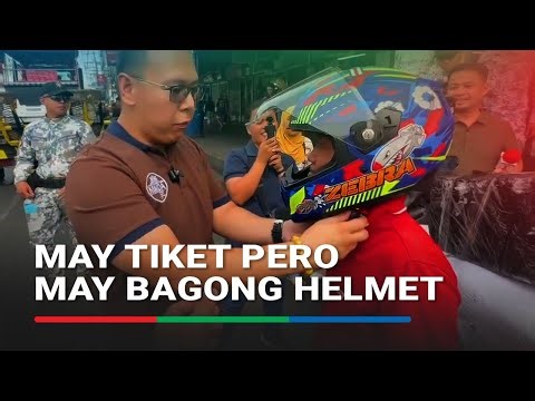 Rider na tiniketan dahil naka tsinelas binigyan ng bagong helmet | ABS-CBN News