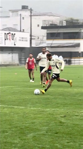 GOLAÇO DE NEYMAR NO TREINO! ⚽🌧️