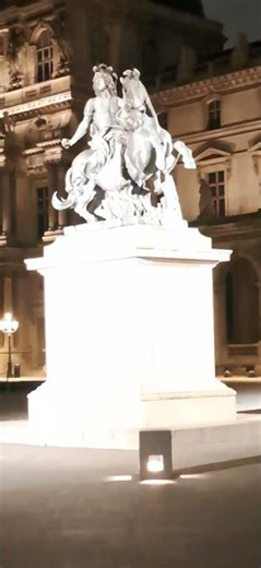 La pyramide du Louvre de nuit, janvier 2026.