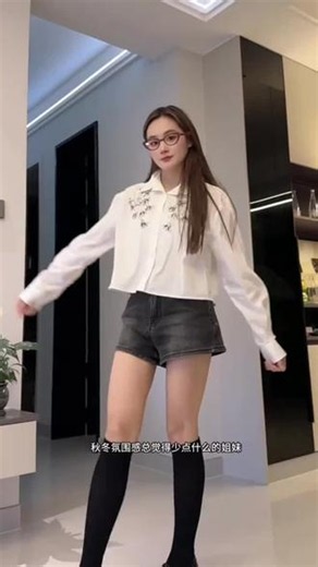 日系ins风穿搭小心机。 中筒设计露出一点小腿，亲相见压力袜自带显瘦滤镜，百棉材质好穿到不想脱。