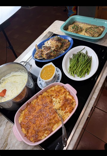 Tonight for dinner I made mashed potatoes, Mac & Cheese, chicken au poivre, garlic asparagus, and cauliflower au poivre #whatsfordinner