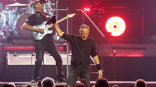 Bruce Springsteen brings 'hope and strength,' honors Prince at concert