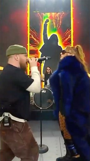 Talk about an entrance! The Wonder Years plays Becky Lynch into the Women’s #ICTitle Match 🎤🤘