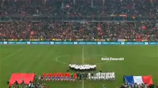 Réveillez-vous ! Quand le Maroc faisait vibrer le Stade de France en rouge et vert en 2007, vos stars actuelles étaient encore à l'école primaire.Arriver avec 19 ans de retard et prétendre être le premier, c'est ce qu'on appelle un « hors-jeu historique 😂» les Sénégalais decouvre le football hhhRemplir un stade pour un match contre le Pérou (entre deux nations étrangères au sol) est une chose, mais le Maroc a rempli le Stade de France face à l'équipe de France, au cœur même de Paris. En 2007, l