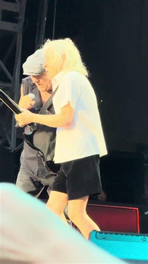 ⚡🎯 AC/DC bring pure force – Angus Young proves age doesn’t mute the look #ACDC