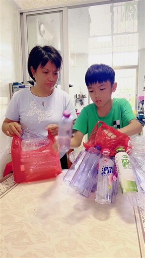 Same bag, different packing. Young but skilled at organizing. Find the right method to fit more.