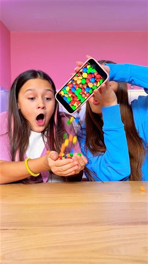 my phone hides secrets 📱🍭👧🏻@_miss_tais_