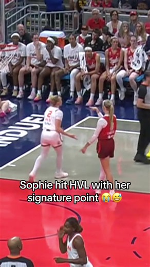 Sophie Cunningham pointed at Hailey Van Lith after foul. 😂😅(@WNBA) #wnba #basketball #fever #sophiecunningham #bball